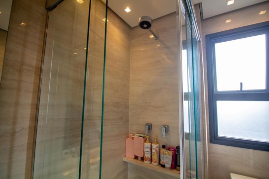 Apartamento mobiliado com 2 quartos e churrasqueira. Compra ideal com churrasqueira no condomínio. — Banheiro da Suíte 2