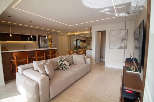 Apartamento mobiliado com 2 quartos e churrasqueira. Compra ideal com churrasqueira no condomínio. — Sala