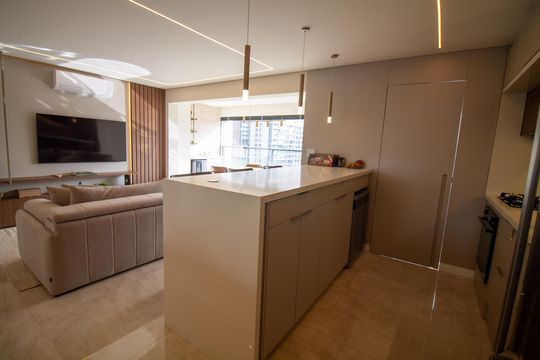Apartamento mobiliado com 2 quartos e churrasqueira. Compra ideal com churrasqueira no condomínio. — Cozinha