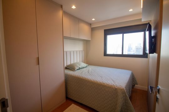 Apartamento mobiliado com 2 quartos e churrasqueira. Compra ideal com churrasqueira no condomínio. — Suíte 1