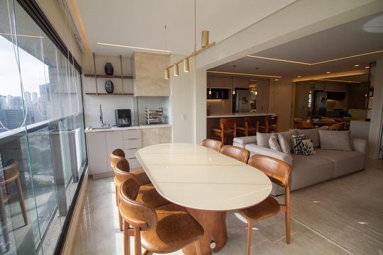 Apartamento mobiliado com 2 quartos e churrasqueira. Compra ideal com churrasqueira no condomínio. — Sala de Jantar