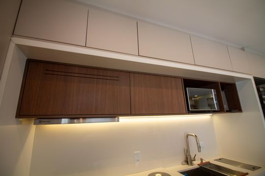 Apartamento mobiliado com 2 quartos e churrasqueira. Compra ideal com churrasqueira no condomínio. — Cozinha