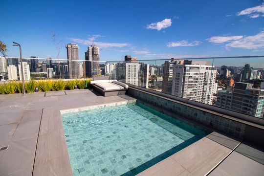 Apartamento mobiliado com 2 quartos e churrasqueira. Compra ideal com churrasqueira no condomínio. — Área comum - Piscina Infantil