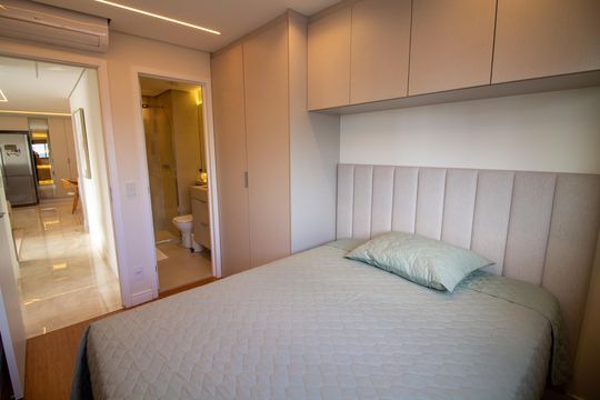 Apartamento mobiliado com 2 quartos e churrasqueira. Compra ideal com churrasqueira no condomínio. — Suíte 1
