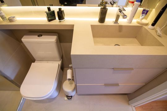 Apartamento mobiliado com 2 quartos e churrasqueira. Compra ideal com churrasqueira no condomínio. — Banheiro da Suíte 1