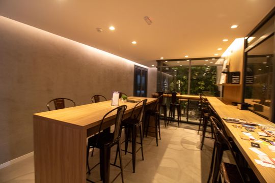 Apartamento mobiliado com 2 quartos e churrasqueira. Compra ideal com churrasqueira no condomínio. — Área comum - Coworking
