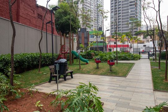 Apartamento mobiliado com 2 quartos e churrasqueira. Compra ideal com churrasqueira no condomínio. — Área comum - Pet Place / Playground