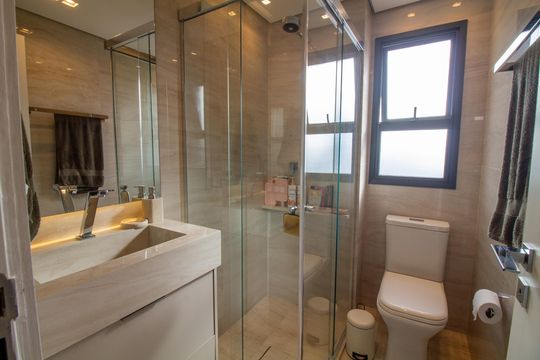 Apartamento mobiliado com 2 quartos e churrasqueira. Compra ideal com churrasqueira no condomínio. — Banheiro da Suíte 2