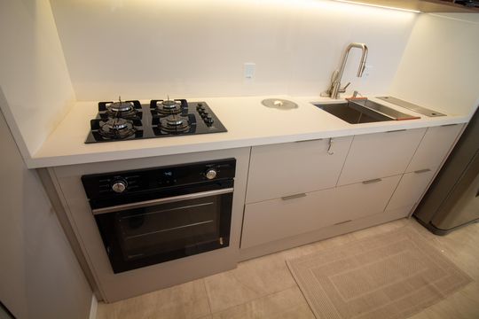 Apartamento mobiliado com 2 quartos e churrasqueira. Compra ideal com churrasqueira no condomínio. — Cozinha