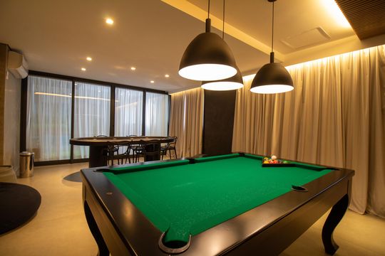 Apartamento mobiliado com 2 quartos e churrasqueira. Compra ideal com churrasqueira no condomínio. — Área comum - Sala de Jogos
