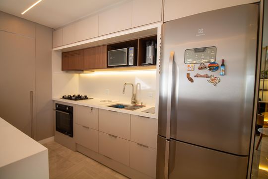 Apartamento mobiliado com 2 quartos e churrasqueira. Compra ideal com churrasqueira no condomínio. — Cozinha