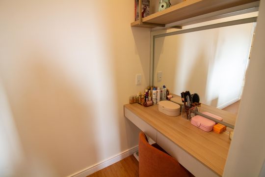 Apartamento mobiliado com 2 quartos e churrasqueira. Compra ideal com churrasqueira no condomínio. — Suíte 2