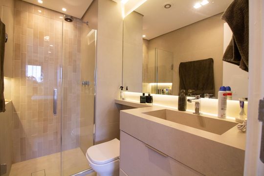 Apartamento mobiliado com 2 quartos e churrasqueira. Compra ideal com churrasqueira no condomínio. — Banheiro da Suíte 1