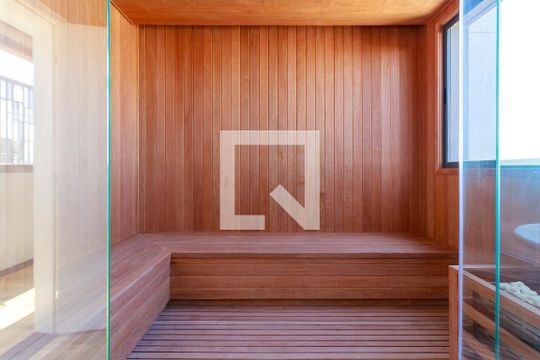 Apartamento mobiliado com 2 quartos e churrasqueira. Compra ideal com churrasqueira no condomínio. — Área comum - Sauna