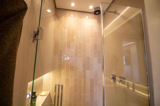 Apartamento mobiliado com 2 quartos e churrasqueira. Compra ideal com churrasqueira no condomínio. — Banheiro da Suíte 1