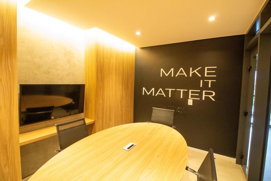 Apartamento mobiliado com 2 quartos e churrasqueira. Compra ideal com churrasqueira no condomínio. — Área comum - Sala de Reunião