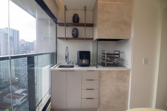 Apartamento mobiliado com 2 quartos e churrasqueira. Compra ideal com churrasqueira no condomínio. — Sala de Jantar - Churrasqueira