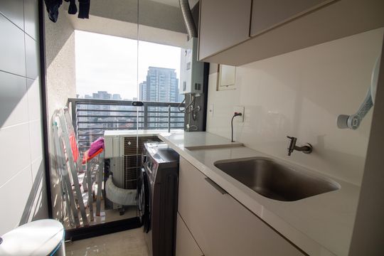 Apartamento mobiliado com 2 quartos e churrasqueira. Compra ideal com churrasqueira no condomínio. — Área de Serviço