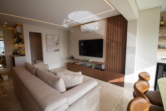 Apartamento mobiliado com 2 quartos e churrasqueira. Compra ideal com churrasqueira no condomínio. — Sala
