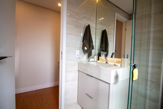 Apartamento mobiliado com 2 quartos e churrasqueira. Compra ideal com churrasqueira no condomínio. — Banheiro da Suíte 2