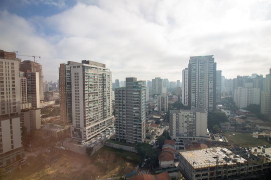 Apartamento mobiliado com 2 quartos e churrasqueira. Compra ideal com churrasqueira no condomínio. — Sala de Jantar - Vista