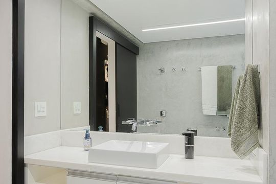 Apartamento no Jardim America com 2 quartos, 1 suíte e closet. Oportunidades de compra imperdíveis! — Banheiro da Suíte