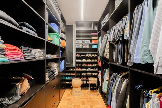 Apartamento no Jardim America com 2 quartos, 1 suíte e closet. Oportunidades de compra imperdíveis! — Closet da suíte