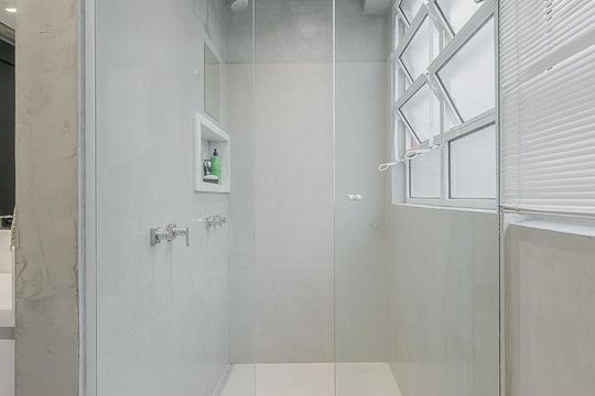 Apartamento no Jardim America com 2 quartos, 1 suíte e closet. Oportunidades de compra imperdíveis! — Banheiro da Suíte
