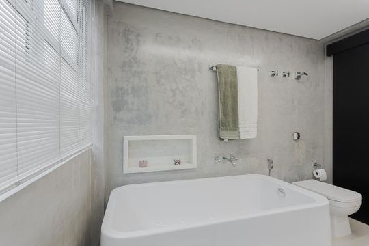 Apartamento no Jardim America com 2 quartos, 1 suíte e closet. Oportunidades de compra imperdíveis! — Banheiro da Suíte