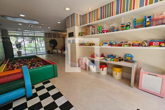 Apartamento à venda, com 233 m², 3 quartos e 4 vagas — Brinquedoteca