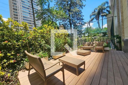Apartamento à venda, com 233 m², 3 quartos e 4 vagas — Área comum