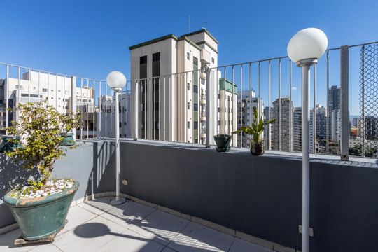 Compra de apartamento: 5 quartos, varanda, churrasqueira no condomínio. Animais permitidos. — Rooftop - TerraçoRooftop - Terraço