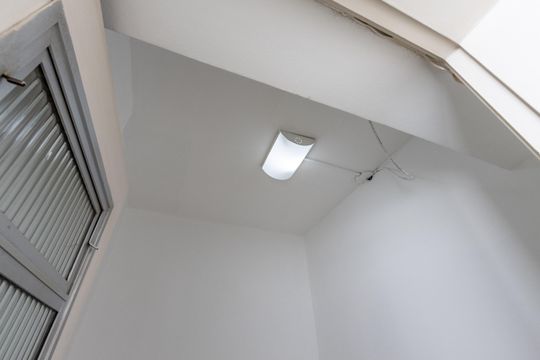 Compra de apartamento: 5 quartos, varanda, churrasqueira no condomínio. Animais permitidos. — Quarto de Serviço