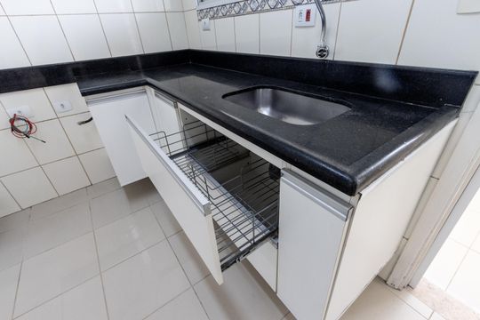 Compra de apartamento: 5 quartos, varanda, churrasqueira no condomínio. Animais permitidos. — Cozinha
