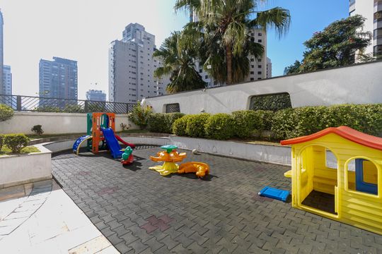 Compra de apartamento: 5 quartos, varanda, churrasqueira no condomínio. Animais permitidos. — Playground