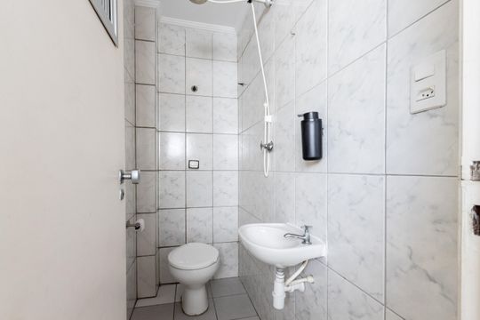 Compra de apartamento: 5 quartos, varanda, churrasqueira no condomínio. Animais permitidos. — Banheiro de Serviço