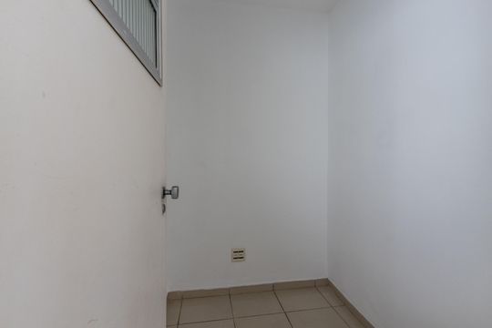 Compra de apartamento: 5 quartos, varanda, churrasqueira no condomínio. Animais permitidos. — Quarto de Serviço