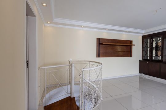 Compra de apartamento: 5 quartos, varanda, churrasqueira no condomínio. Animais permitidos. — Rooftop - Escadas