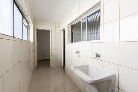 Compra de apartamento: 5 quartos, varanda, churrasqueira no condomínio. Animais permitidos. — Área de Serviço