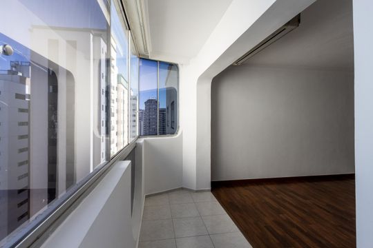 Compra de apartamento: 5 quartos, varanda, churrasqueira no condomínio. Animais permitidos. — Varanda