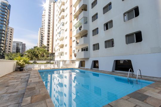 Compra de apartamento: 5 quartos, varanda, churrasqueira no condomínio. Animais permitidos. — Piscina