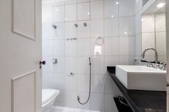 Compra de apartamento: 5 quartos, varanda, churrasqueira no condomínio. Animais permitidos. — Banheiro da Suíte