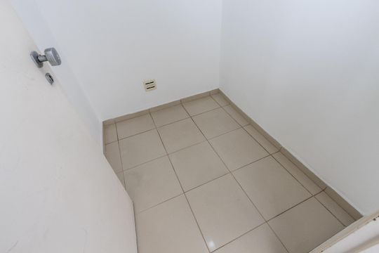 Compra de apartamento: 5 quartos, varanda, churrasqueira no condomínio. Animais permitidos. — Quarto de Serviço