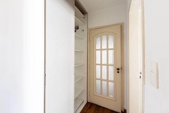 Compra de apartamento: 5 quartos, varanda, churrasqueira no condomínio. Animais permitidos. — Corredor