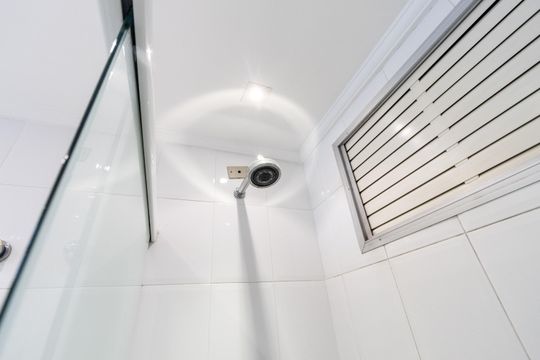Compra de apartamento: 5 quartos, varanda, churrasqueira no condomínio. Animais permitidos. — Banheiro Social