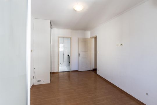Compra de apartamento: 5 quartos, varanda, churrasqueira no condomínio. Animais permitidos. — Suíte