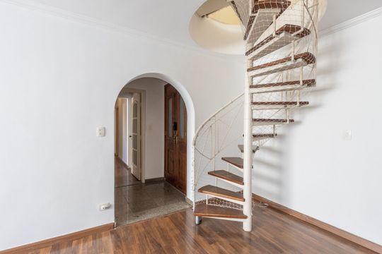 Compra de apartamento: 5 quartos, varanda, churrasqueira no condomínio. Animais permitidos. — Hall de entrada