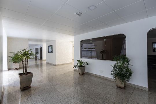 Compra de apartamento: 5 quartos, varanda, churrasqueira no condomínio. Animais permitidos. — Hall do prédio