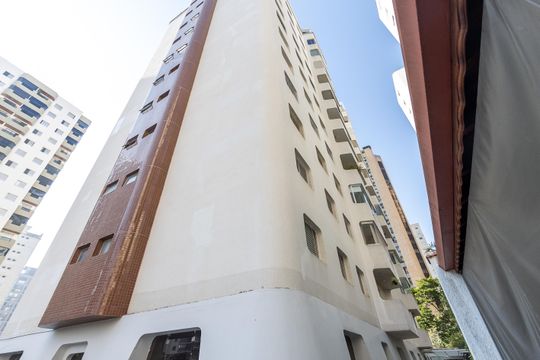 Compra de apartamento: 5 quartos, varanda, churrasqueira no condomínio. Animais permitidos. — Fachada do Bloco