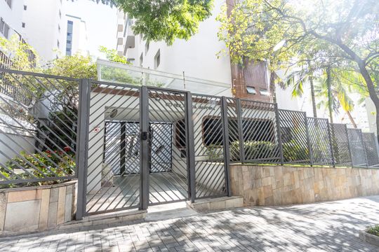 Compra de apartamento: 5 quartos, varanda, churrasqueira no condomínio. Animais permitidos. — Fachada do Condomínio